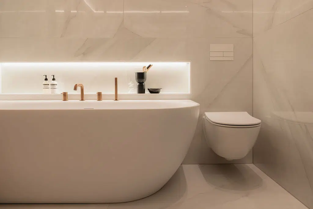 Luxe badkamer hoek, voorzien van luxe ligbad met Gessi kraan en nis. Naast het ligbad zien we een hangend toilet.