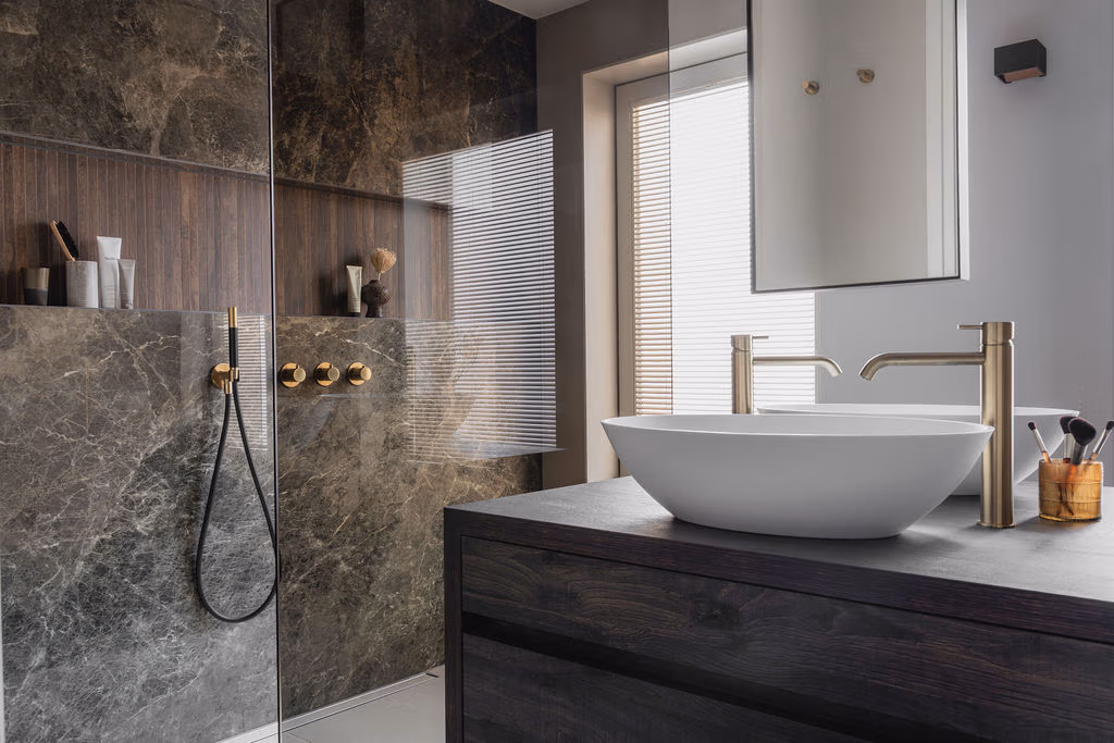 Impressie van een design badkamer met houten badkamermeubel, plafond spiegel en inloopdouche.