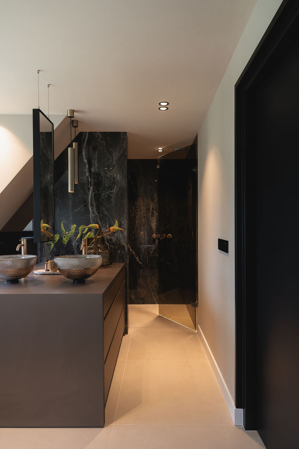 Lange badkamer met douchegedeelte